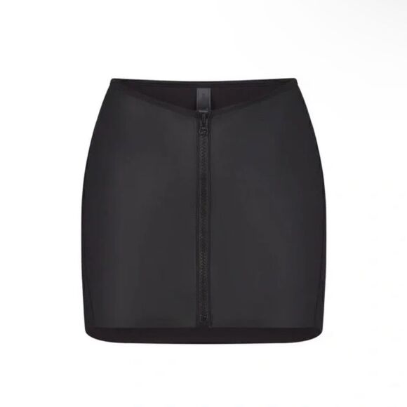 NWT SKIMS RUBBERIZED SCUBA SWIM MINI SKIRT in Onyx XXS - Picture 2 of 7